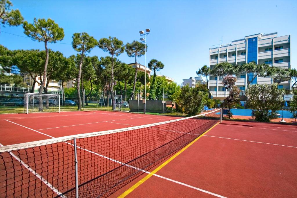 Tenis a/nebo squash v ubytování Hotel Ambasciatori nebo okolí
