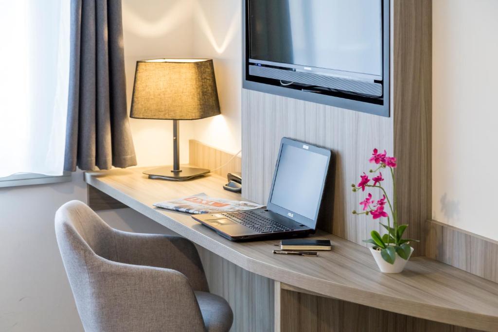 TV a/nebo společenská místnost v ubytování Nemea Appart Hotel Elypseo Strasbourg Port