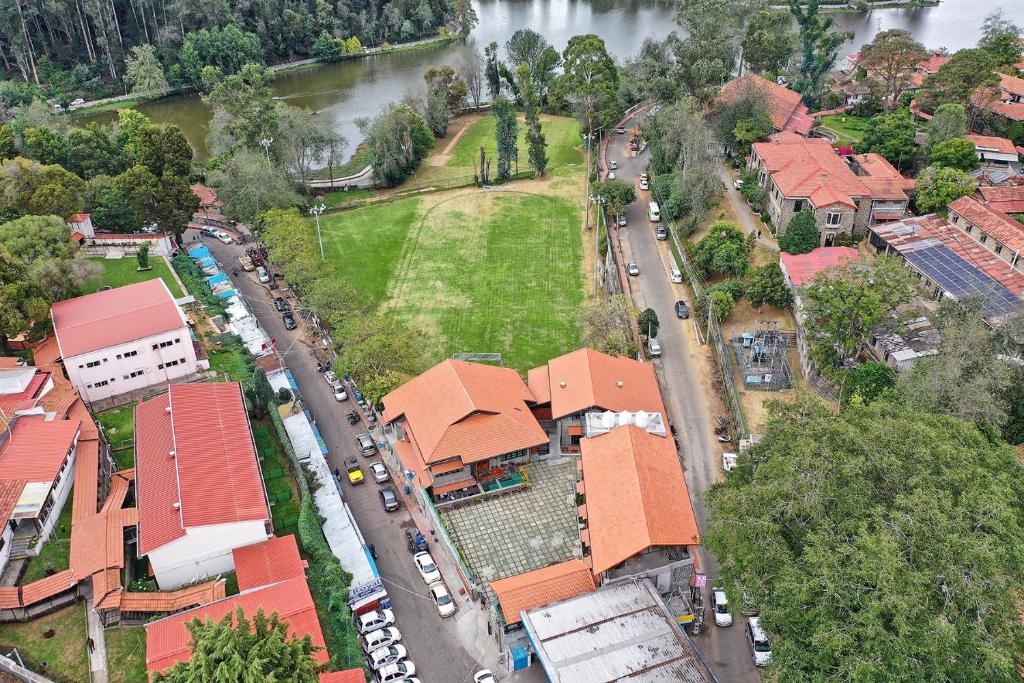 Een luchtfoto van Hotel Raindrops