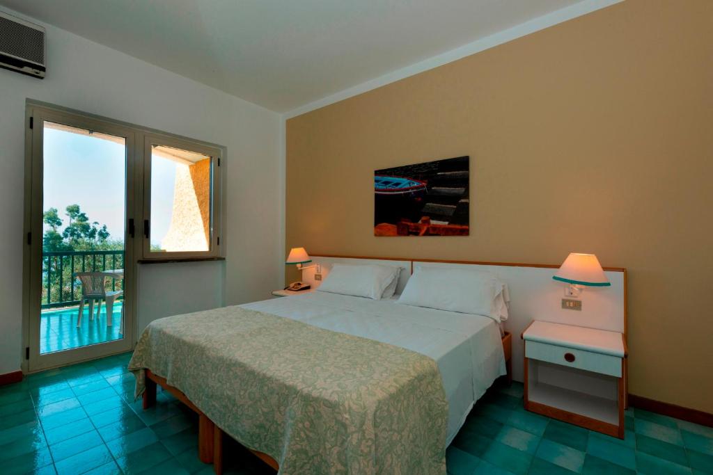 Hotel Torre Normanna - Triple Room With Terrace