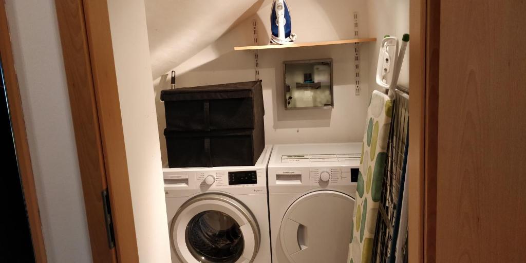 pralka i suszarka w małym pokoju w obiekcie Relax - Ferienhaus in Wien w Wiedniu