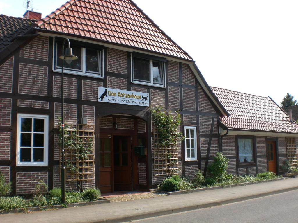 a black building with a sign in front of it at Ferienhaus/Ferienwohnung Reinecke in Hodenhagen