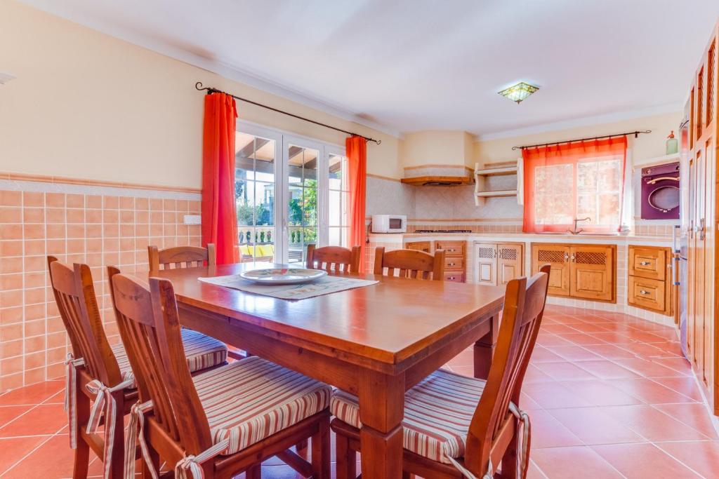 Kuchyň nebo kuchyňský kout v ubytování Villa Ca S'Anglès