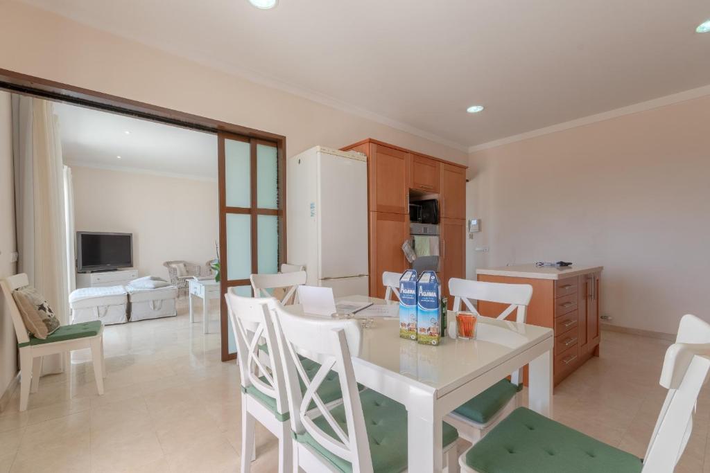 A kitchen or kitchenette at Villa Es Sequer
