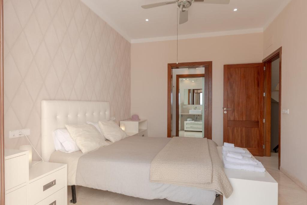 A bed or beds in a room at Villa Es Sequer