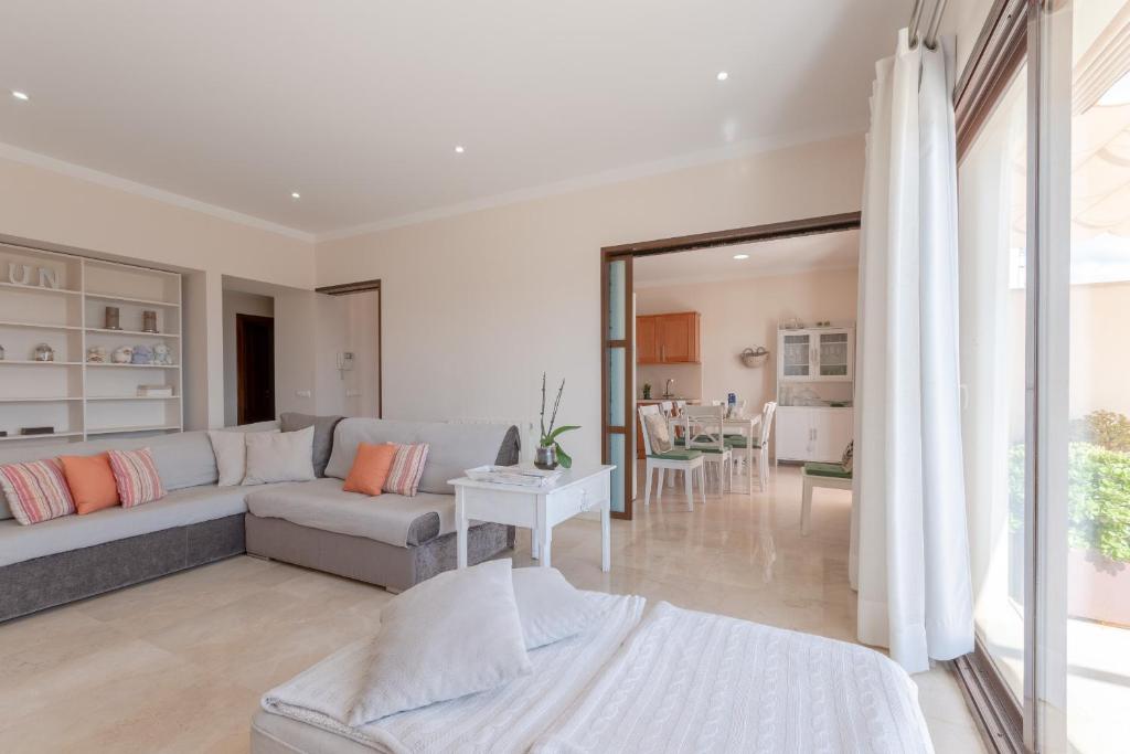 A seating area at Villa Es Sequer