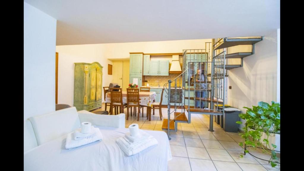 un salon avec un canapé blanc et une salle à manger dans l'établissement A Casa Di Maria, à Naples