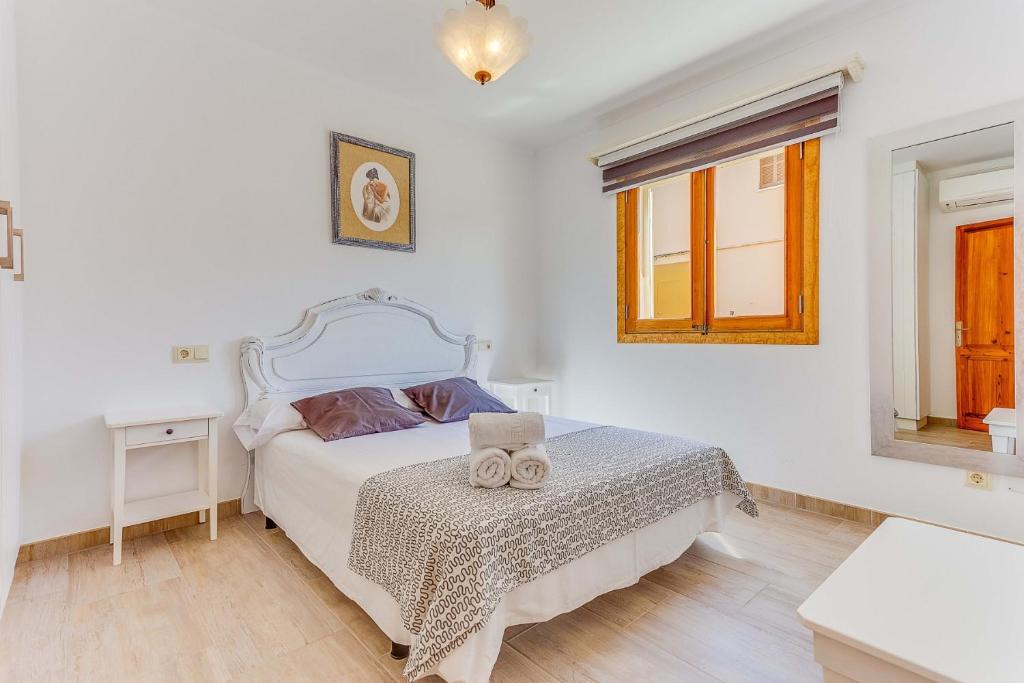 A bed or beds in a room at Cantino House