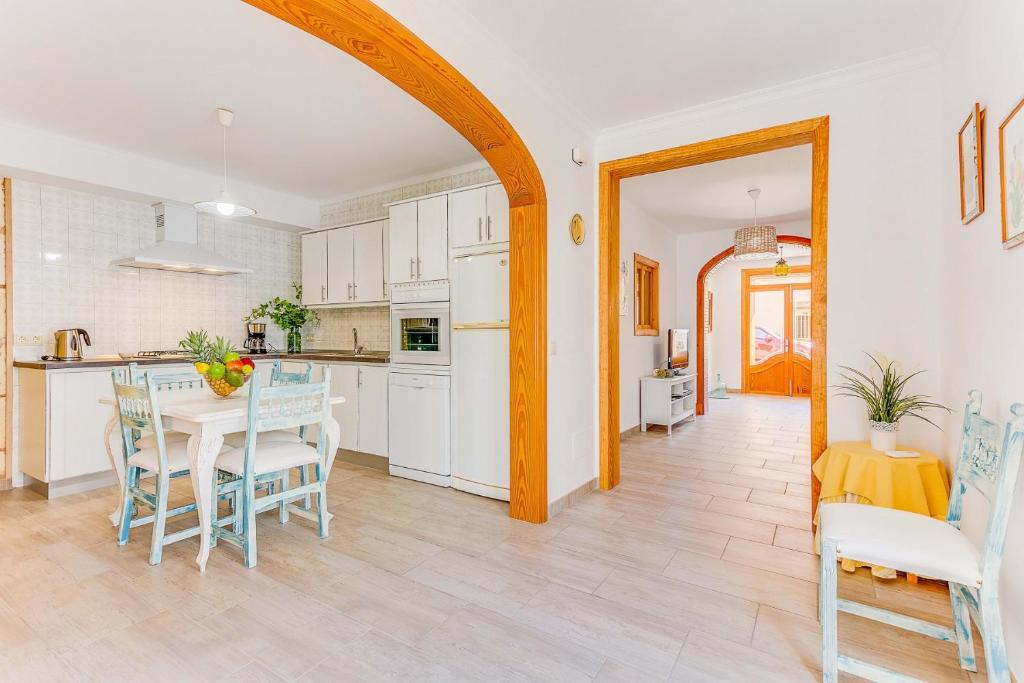 A kitchen or kitchenette at Cantino House