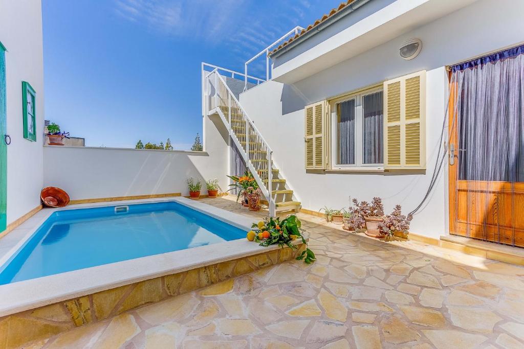 The swimming pool at or close to Cantino House