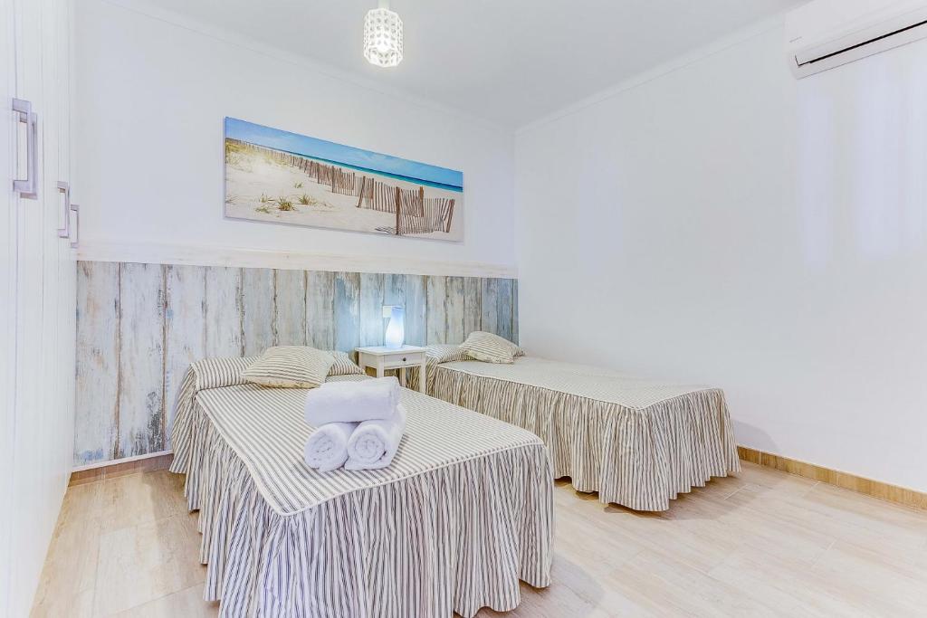 A bed or beds in a room at Cantino House