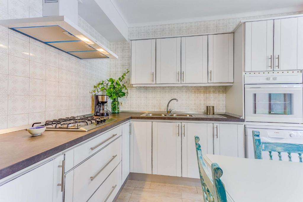 A kitchen or kitchenette at Cantino House
