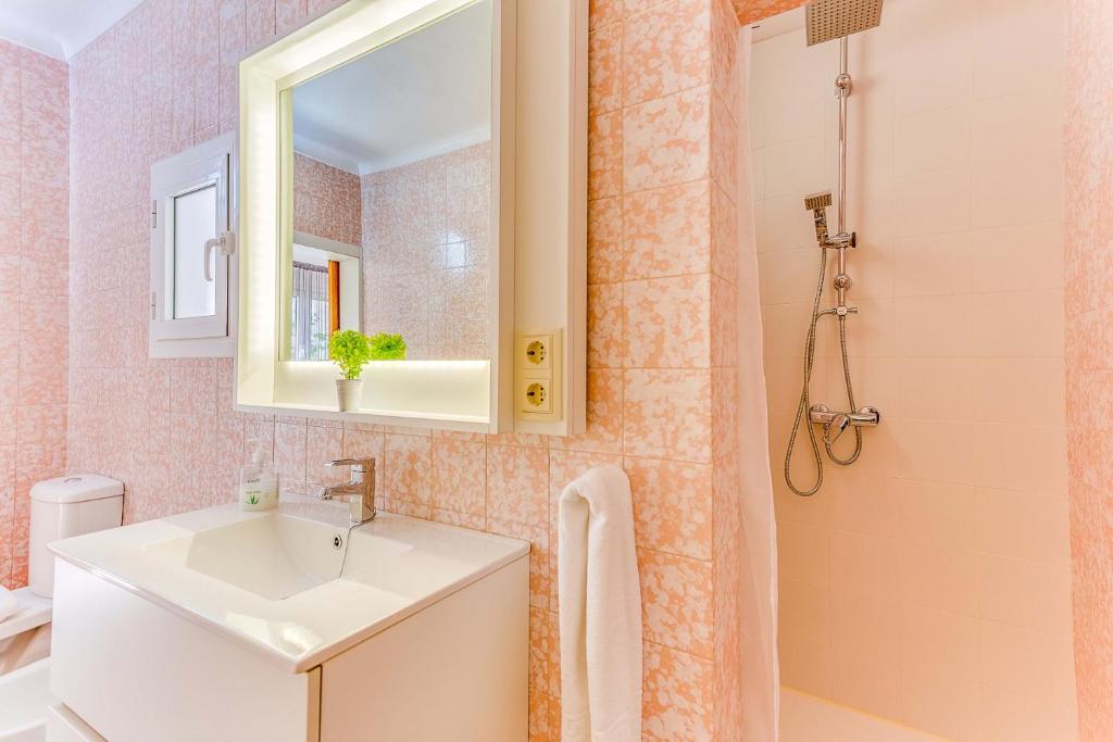 A bathroom at Cantino House