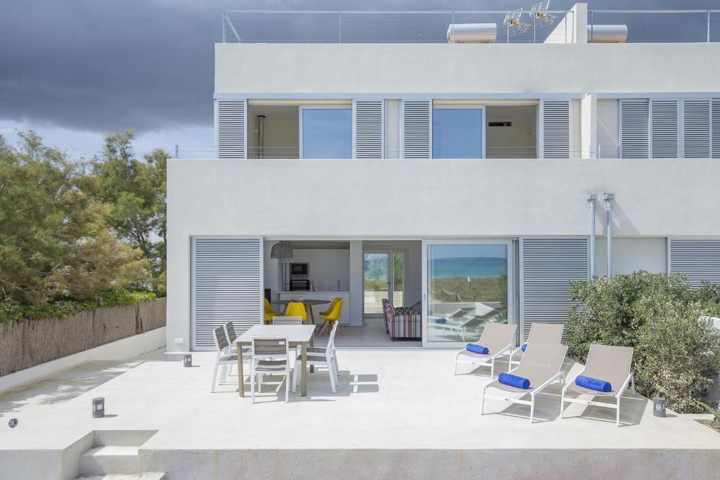 Balkón nebo terasa v ubytování Son Serra First Line Villa