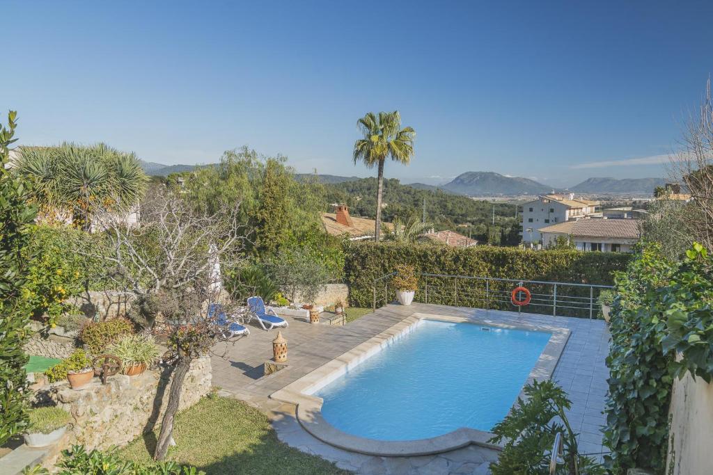 una piscina en un patio con jardín en YupiHome Villa Es Puig, en Búger