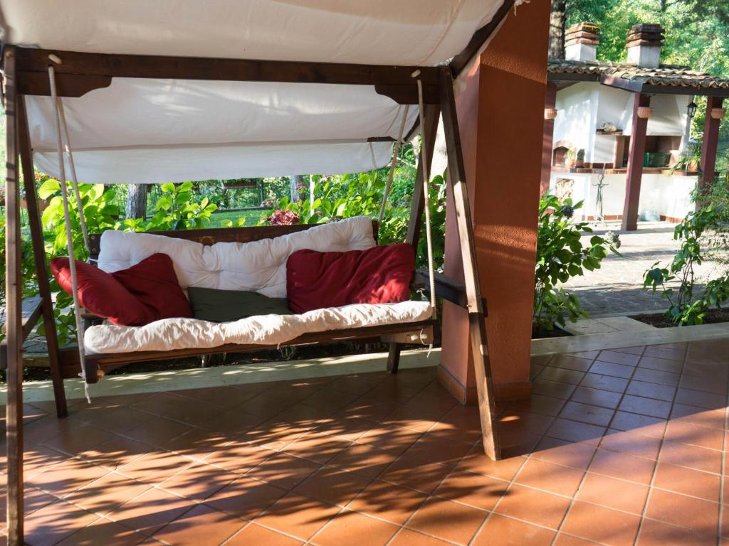 een bank onder een luifel op een patio bij Belvilla by OYO Villa in Tagliacozzo in Tagliacozzo