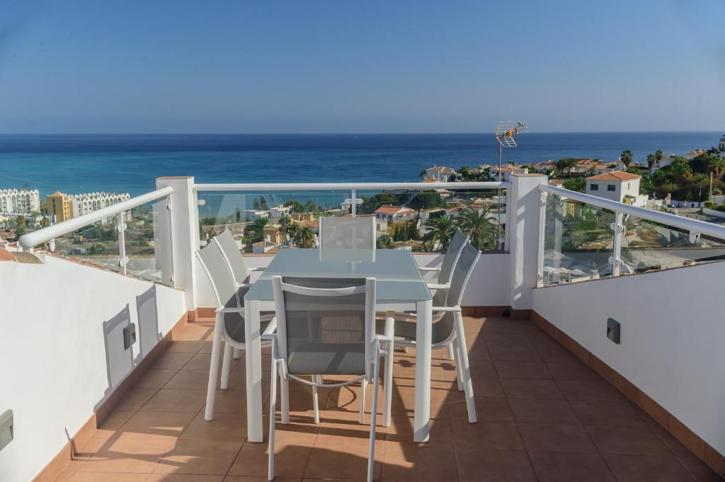 d'un balcon avec une table et des chaises donnant sur l'océan. dans l'établissement Casa Bella Vista, à Nerja