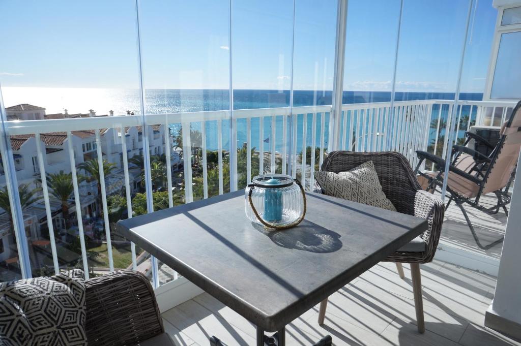 un tavolo su un balcone con vista sull'oceano di Edf Delfin 4/10 a Nerja