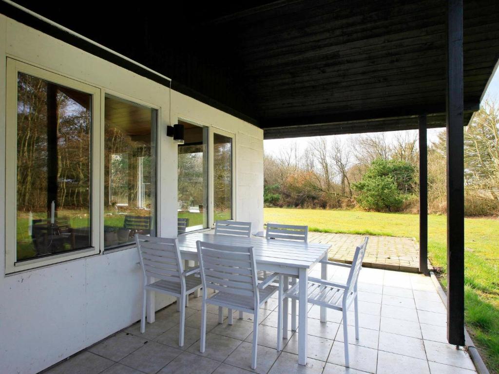 - une table et des chaises blanches sur la terrasse dans l'établissement Holiday Home Brunbjergvej, à Nørby