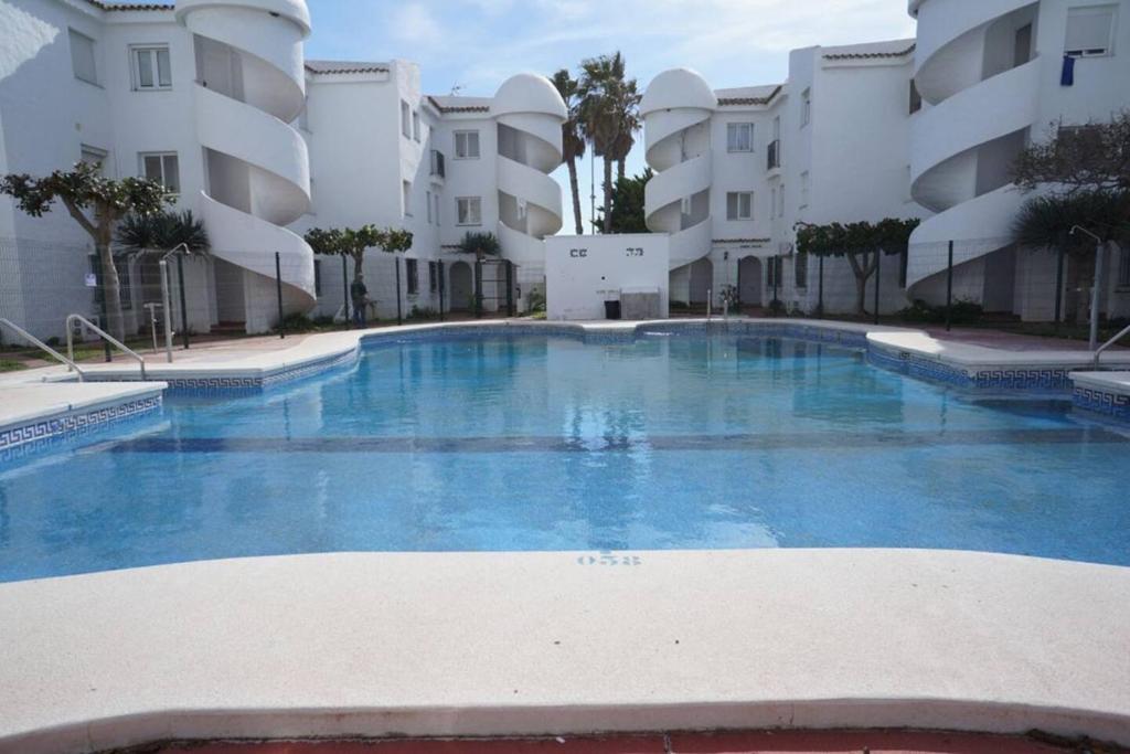 een groot zwembad voor sommige appartementsgebouwen bij Laguna Beach in Torrox