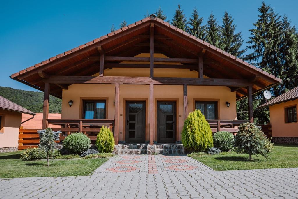 a house with a gambrel roof at Complex turistic Han Pescaresc in Nyàradremete