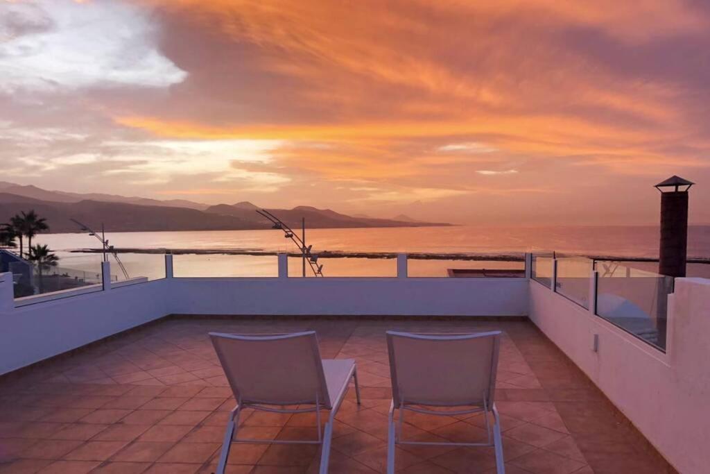 2 sillas en un balcón con vistas al océano en Beachfront rooftop in Las Canteras, en Las Palmas de Gran Canaria