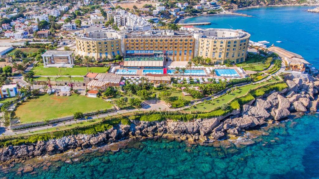 eine Luftansicht eines Resorts auf einer Klippe am Meer in der Unterkunft Merit Park Hotel Casino & SPA in Kyrenia
