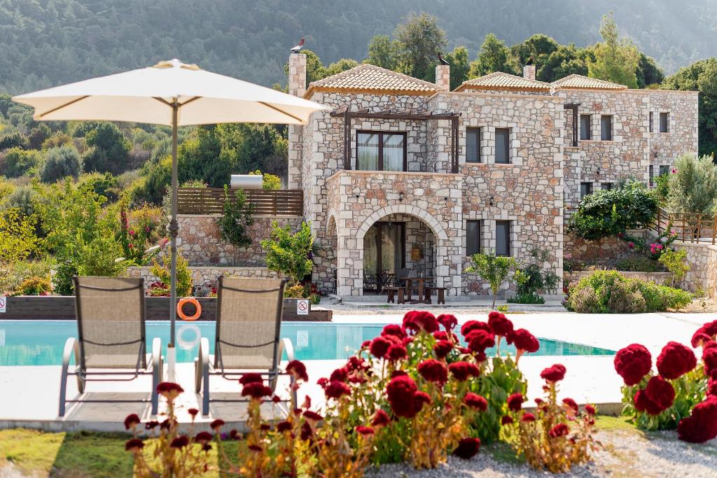 une villa avec une piscine et une maison dans l'établissement Salakos Villas, à Sálakos