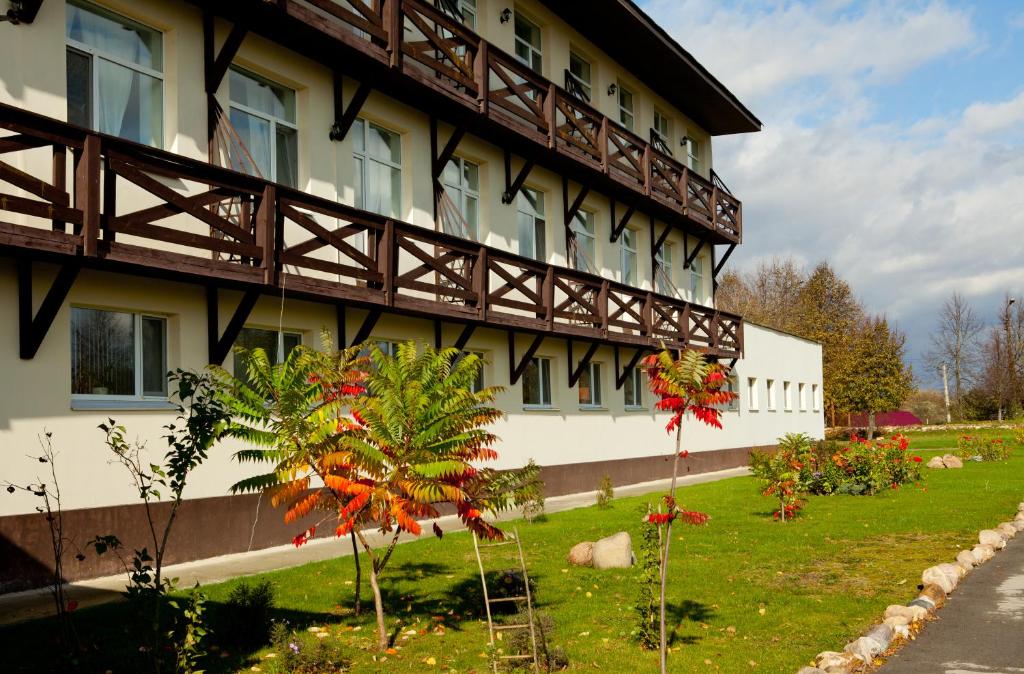 a building with a garden in front of it at Likhvinskie Vody Resort in Rozhdestveno