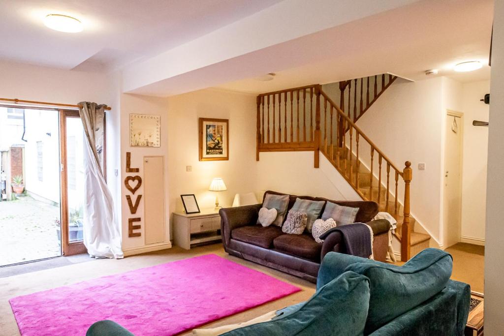sala de estar con sofá y alfombra en Cavernous open plan town house in st Leonards en St. Leonards