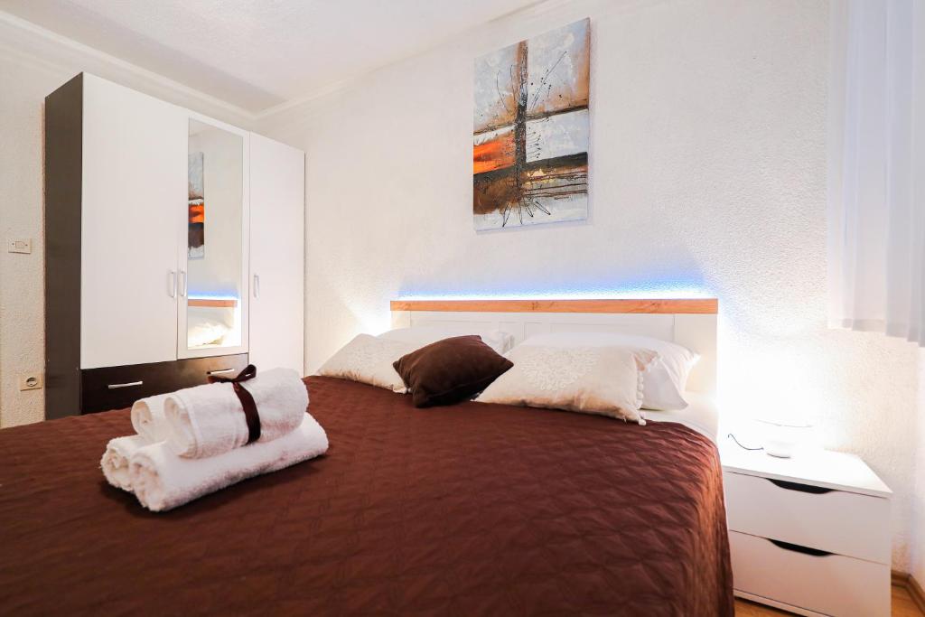 ein Schlafzimmer mit einem Bett mit zwei Handtüchern darauf in der Unterkunft Apartment Havana in Zadar