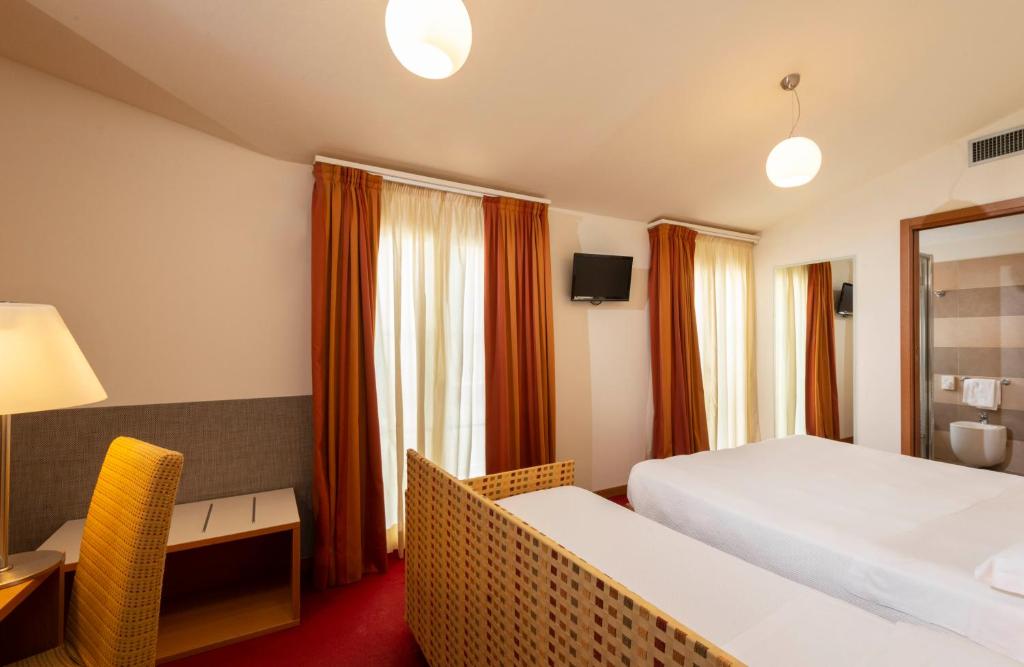 Postel nebo postele na pokoji v ubytování Accademia Hotel