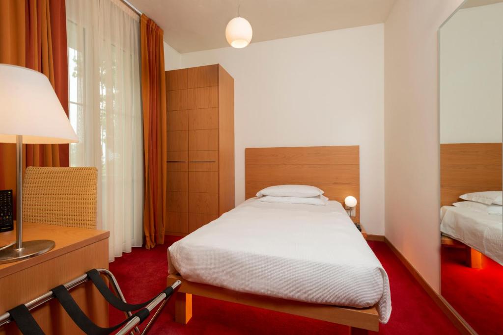 Postel nebo postele na pokoji v ubytování Accademia Hotel