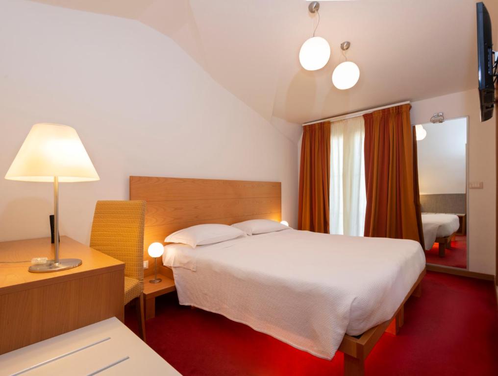 Postel nebo postele na pokoji v ubytování Accademia Hotel