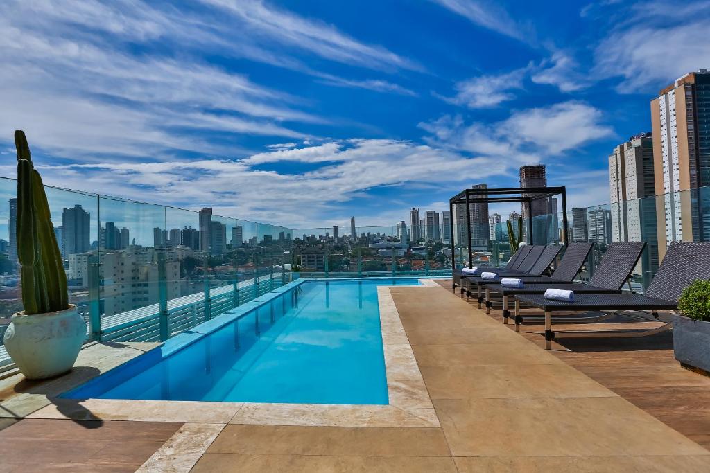 a swimming pool on the roof of a building at SJ Premium Hotels By Atlantica in Goiânia