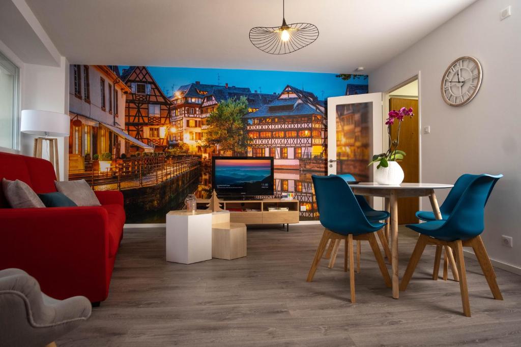 un salon orné d'une peinture représentant une rivière dans l'établissement Strasbourg Appart Cosy Hyper Centre, à Strasbourg