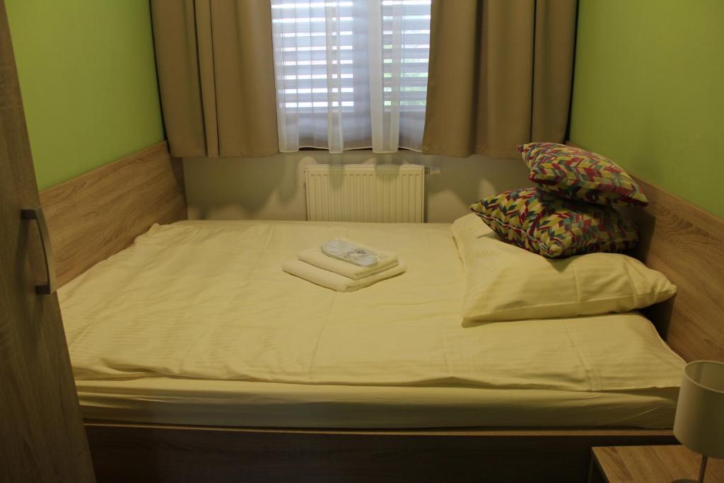 Łóżko lub łóżka w pokoju w obiekcie Apartments 461