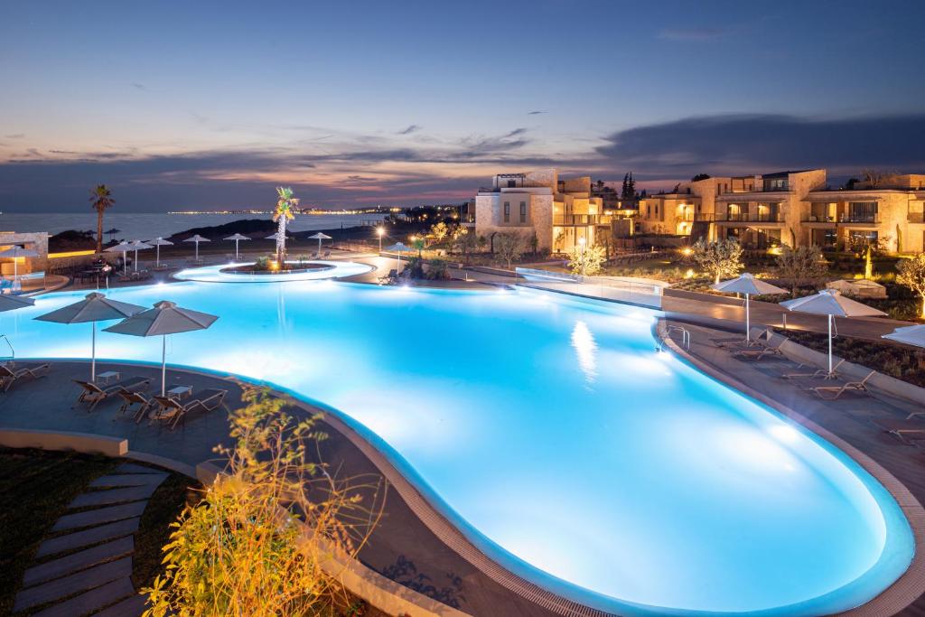 Bazén v ubytování Portes Lithos Luxury Resort nebo v jeho okolí