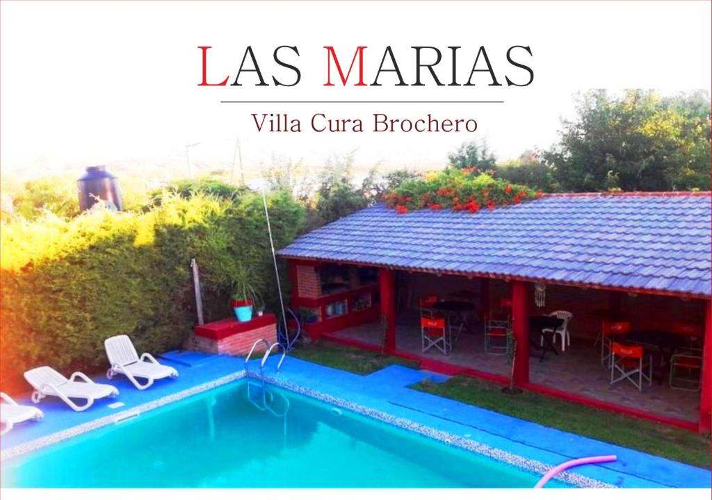 Villa con piscina al lado de una casa en Departamentos Las Marias en Villa Cura Brochero