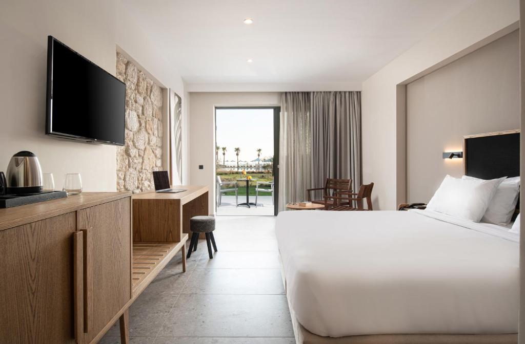 Postel nebo postele na pokoji v ubytování Portes Lithos Luxury Resort