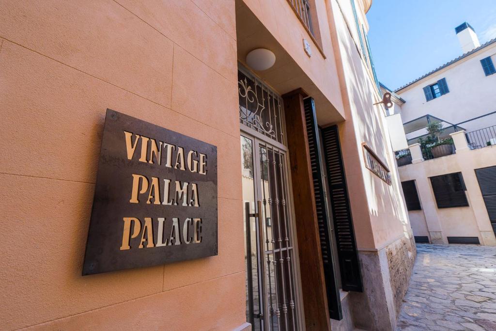 een bord aan de zijkant van een gebouw dat Valkyrie Palma paleis leest bij Vintage Palma Palace Apartments TI in Palma de Mallorca