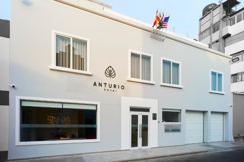 un edificio blanco con un letrero de anthino. en Anturio Hotel, en Trujillo
