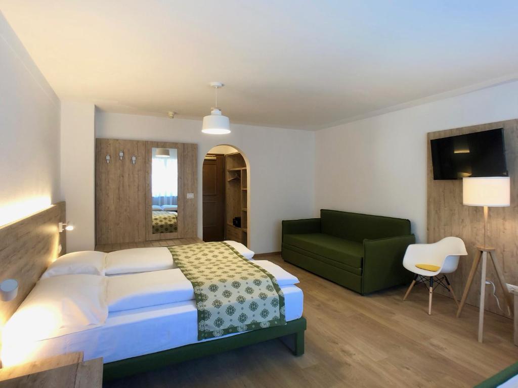 Postel nebo postele na pokoji v ubytování Hotel Kronplatzer Hof
