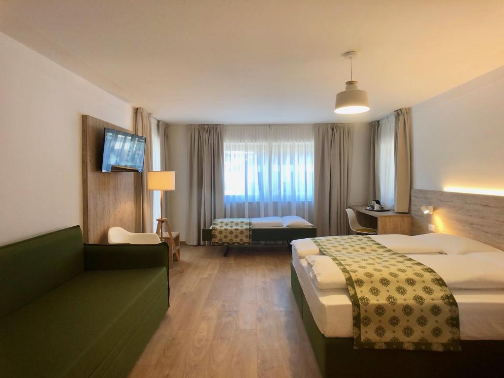 Postel nebo postele na pokoji v ubytování Hotel Kronplatzer Hof