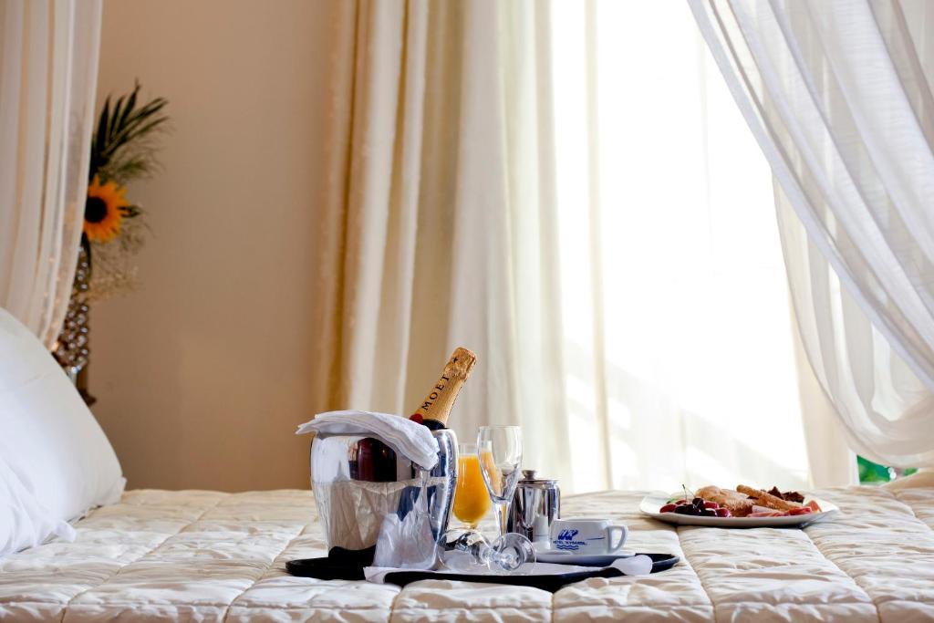 Postel nebo postele na pokoji v ubytování Kymata Hotel