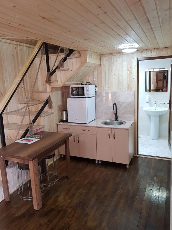 Kuchyň nebo kuchyňský kout v ubytování Park Hotel Kutaisi