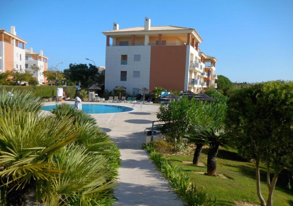 un complejo con piscina y un edificio en Apartamento Corcovada by Umbral, en Albufeira