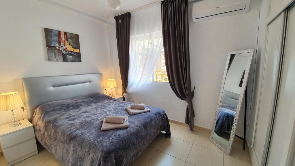- une chambre avec un lit et 2 serviettes dans l'établissement Sunny apartament near La Mata beach, à Torrevieja