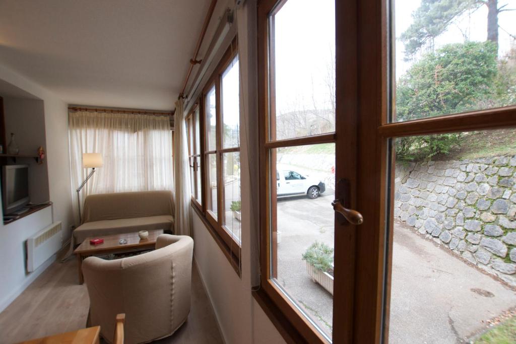 um quarto com uma janela com vista para um carro em El racó de Montana em Enveitg
