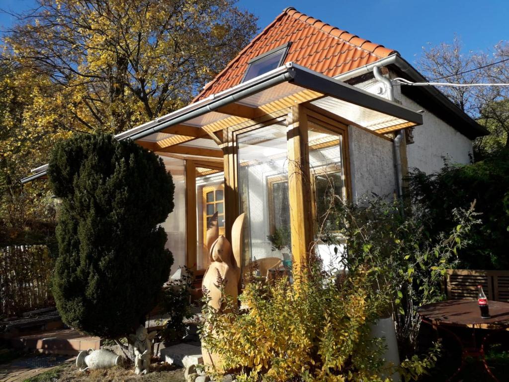 een klein wit huis met een dak bij Elfenhäuschen mit 3 DTV Sternen ausgezeichnet in Bad Harzburg